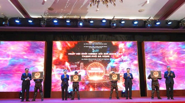 C&aacute;c đại biểu thực hiện nghi thức khai mạc SURF 2026.