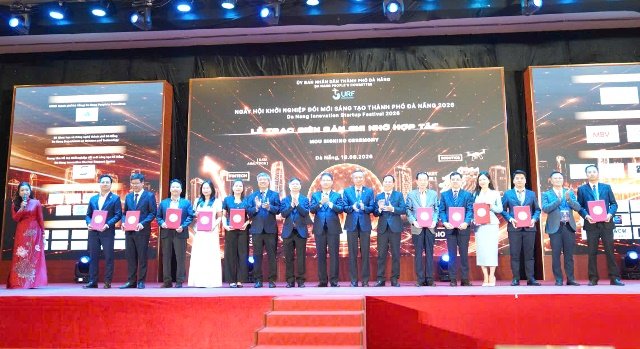 Lễ trao bi&ecirc;n bản ghi nhớ hợp t&aacute;c.