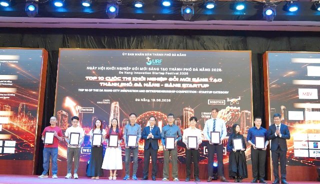 L&atilde;nh đạo Sở Khoa học v&agrave; C&ocirc;ng nghệ trao chứng nhận vinh danh 10 dự &aacute;n xuất sắc ở Bảng Doanh nghiệp lọt v&agrave;o v&ograve;ng chung kết cuộc thi.