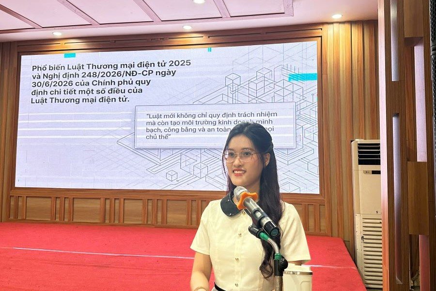 Đại diện Phòng Quản lý thương mại - Sở Công Thương Hà Tĩnh giới thiệu, cập nhật các quy định pháp luật mới liên quan đến hoạt động thương mại Đại diện Phòng Quản lý thương mại - Sở Công Thương Hà Tĩnh giới thiệu, cập nhật các quy định pháp luật mới liên quan đến hoạt động thương mại