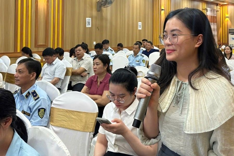 Đại diện doanh nghiệp, hộ kinh doanh và UBND các xã, phường trao đổi, chia sẻ những khó khăn, vướng mắc trong công tác quản lý hoạt động thương mại và bảo vệ quyền lợi người tiêu dùng Đại diện doanh nghiệp, hộ kinh doanh và UBND các xã, phường trao đổi, chia sẻ những khó khăn, vướng mắc trong công tác quản lý hoạt động thương mại và bảo vệ quyền lợi người tiêu dùng