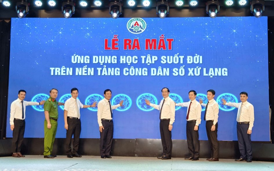 C&aacute;c đại biểu nhấn n&uacute;t ra mắt ứng dụng&nbsp;&ldquo;Học&nbsp;tập suốt&nbsp;đời&rdquo;&nbsp;tr&ecirc;n nền tảng&nbsp;&ldquo;C&ocirc;ng&nbsp;d&acirc;n số Xứ&nbsp;Lạng&rdquo;