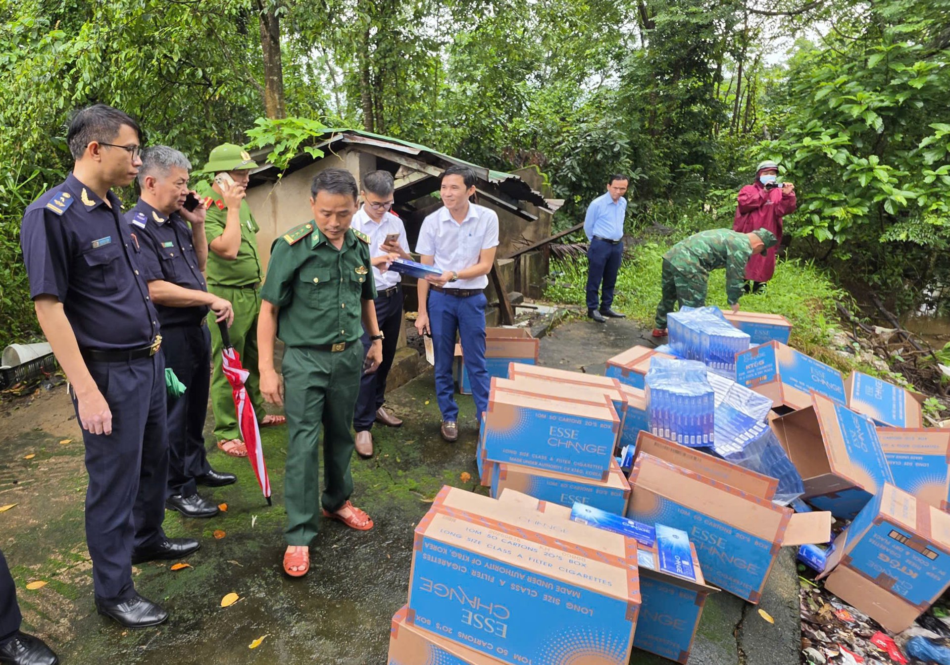 Thuốc lá lậu chở đến địa điểm tiêu hủy Thuốc lá lậu chở đến địa điểm tiêu hủy