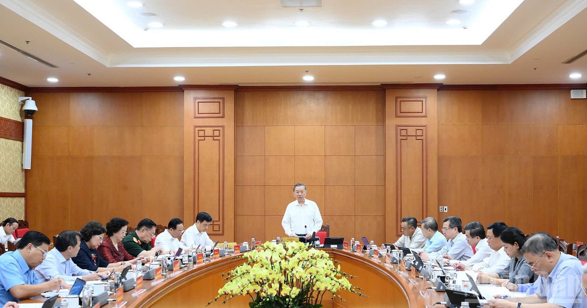 Tổng B&iacute; thư, Chủ tịch nước T&ocirc; L&acirc;m chủ tr&igrave; l&agrave;m việc với Ban Tổ chức Trung ương về Đề &aacute;n sơ kết 5 năm thực hiện Nghị quyết số 28-NQ/TW. (Ảnh: ĐĂNG KHOA)