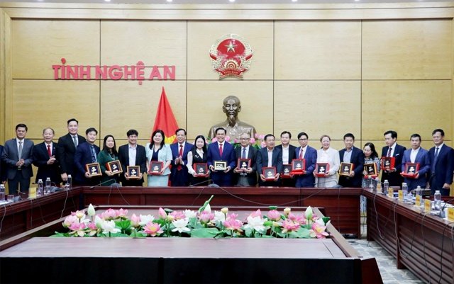 Chủ tịch UBND tỉnh V&otilde; Trọng Hải tặng qu&agrave; lưu niệm cho c&aacute;c th&agrave;nh vi&ecirc;n Đo&agrave;n c&ocirc;ng t&aacute;c Hội Doanh nghiệp Việt Nam ở &Uacute;c.