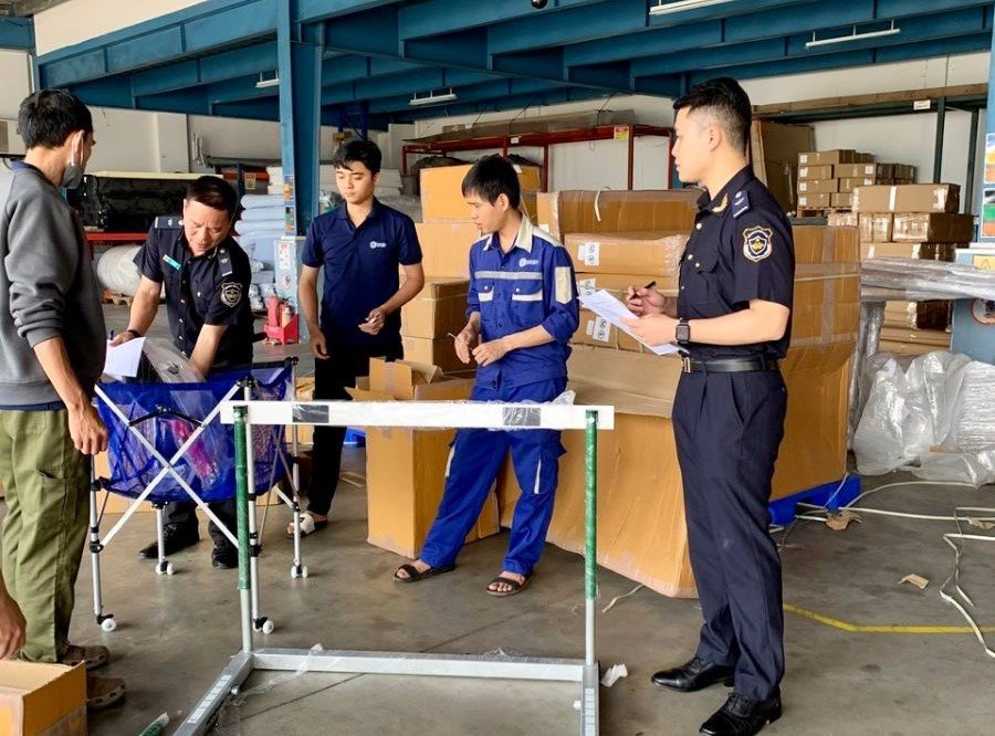 C&ocirc;ng chức thực hiện thủ tục hải quan cho doanh nghiệp. Ảnh: kv13.customs.gov.vn