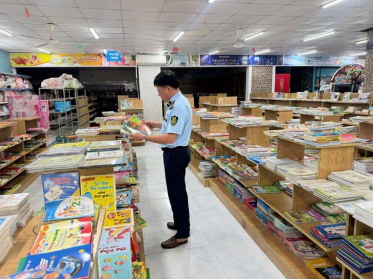 &ocirc;ng chức Quản l&yacute; thị trường tỉnh Bắc Ninh trong đợt cao điểm kiểm tra tại c&aacute;c cơ sở kinh doanh văn ph&ograve;ng phẩm, s&aacute;ch gi&aacute;o khoa.
