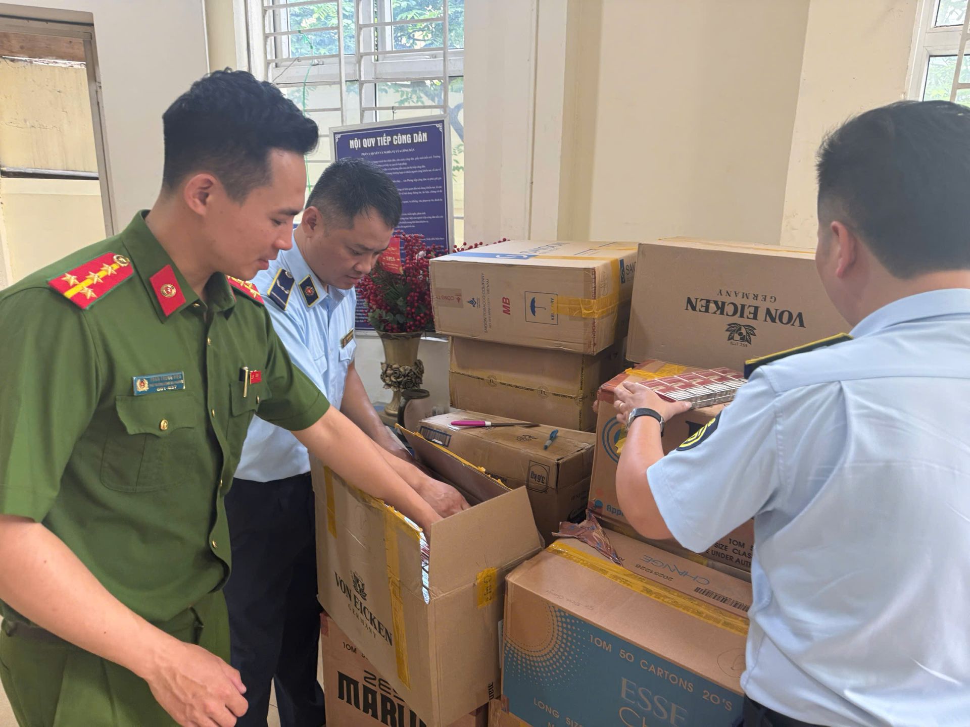 ph&aacute;t hiện gần 8.300 bao thuốc l&aacute; nhập lậu,