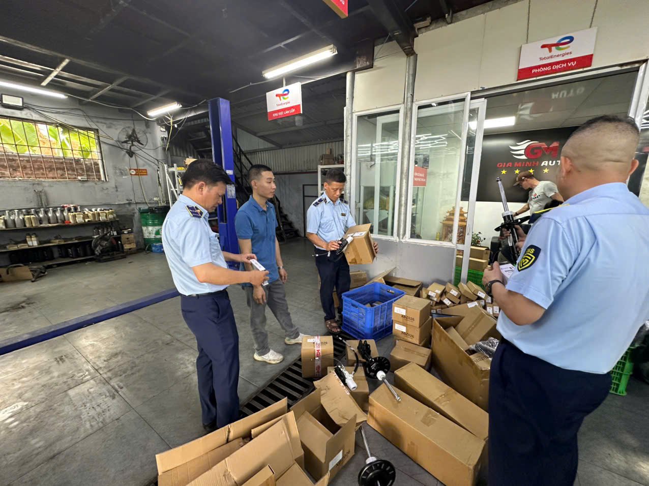 Lực lượng chức năng H&agrave; Nội kiểm tra l&ocirc; h&agrave;ng h&oacute;a vi phạm