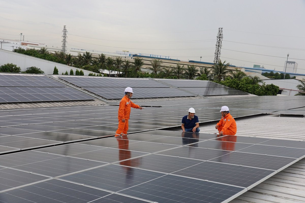 Cán bộ, nhân viên Điện lực Yên Mỹ tích cực tuyên truyền với khách hàng sử dụng hiệu quả điện mặt trời mái nhà Cán bộ, nhân viên Điện lực Yên Mỹ tích cực tuyên truyền với khách hàng sử dụng hiệu quả điện mặt trời mái nhà