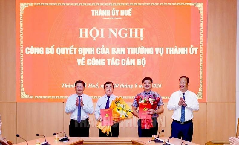 Th&agrave;nh ủy trao quyết định bổ nhiệm c&aacute;n bộ
