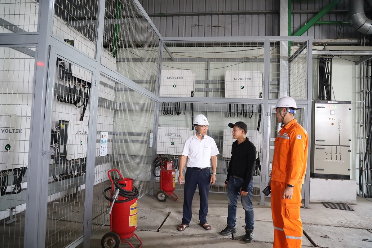 Cán bộ, nhân viên Điện lực Quỳnh Phụ tích cực làm việc với khách hàng sử dụng hiệu quả điện mặt trời mái nhà Cán bộ, nhân viên Điện lực Quỳnh Phụ tích cực làm việc với khách hàng sử dụng hiệu quả điện mặt trời mái nhà