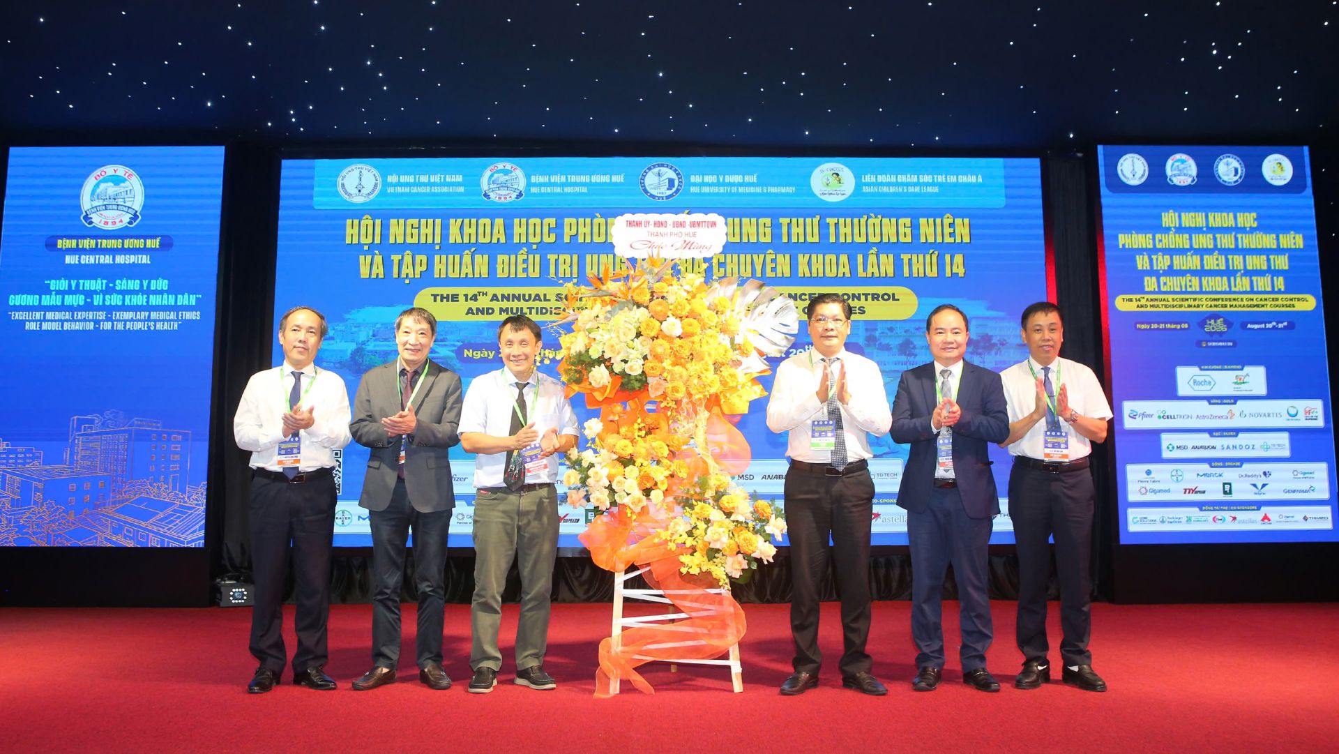 UBND thành phố Huế tặng lẵng hoa chúc mừng Hội nghị UBND thành phố Huế tặng lẵng hoa chúc mừng Hội nghị