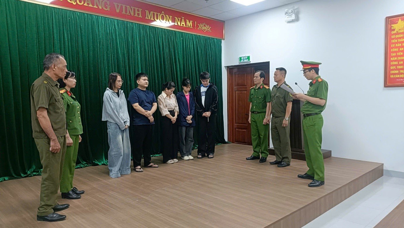 Lực lượng chức năng tống đạt quyết định tố tụng đối với các bị can. Ảnh: Công an Bắc Ninh Lực lượng chức năng tống đạt quyết định tố tụng đối với các bị can. Ảnh: Công an Bắc Ninh