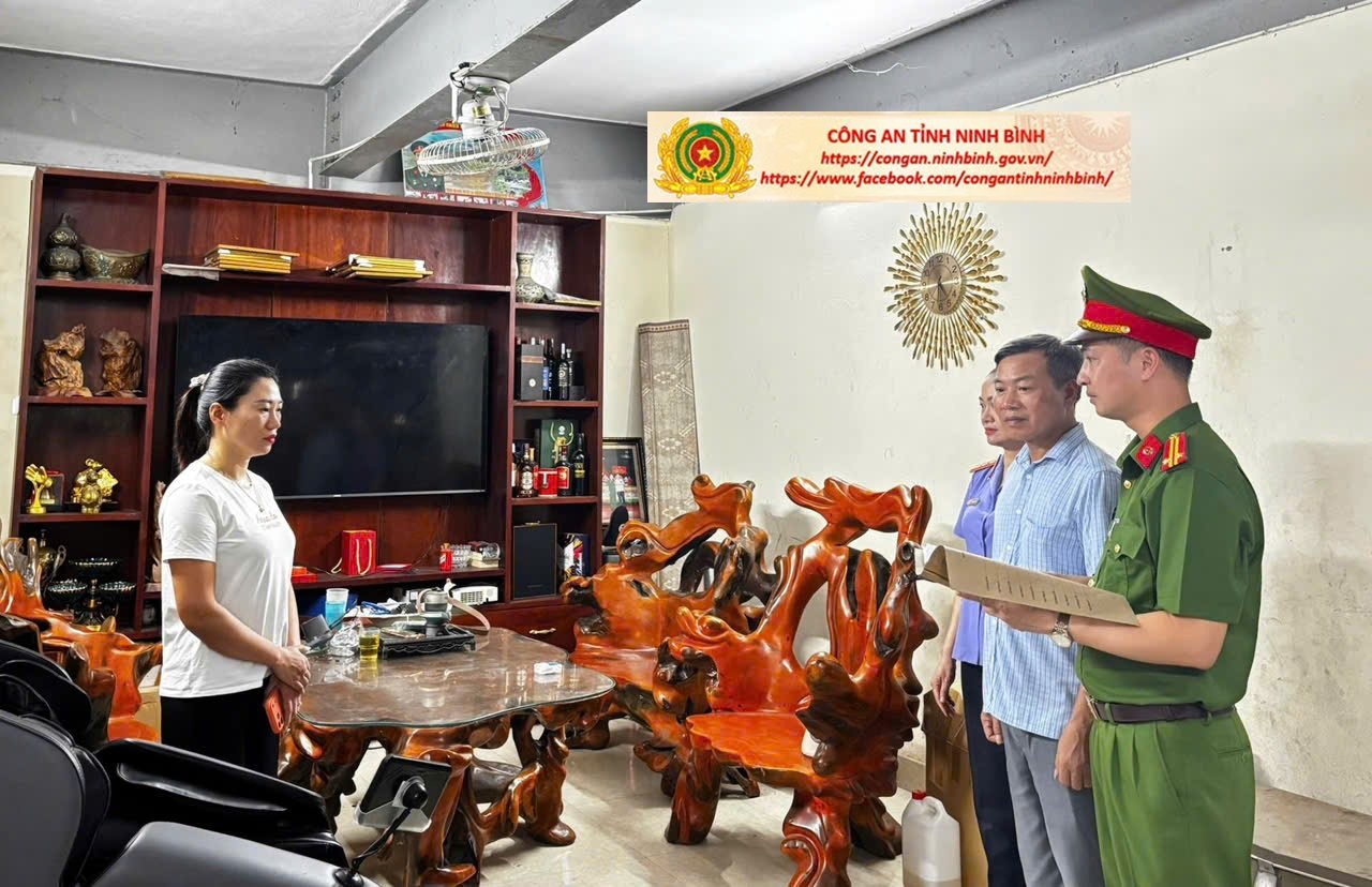 Lực lượng chức năng tống đạt quyết định tố tụng đối với bị can Trần Thị Nga. Ảnh: Công an Ninh Bình Lực lượng chức năng tống đạt quyết định tố tụng đối với bị can Trần Thị Nga. Ảnh: Công an Ninh Bình
