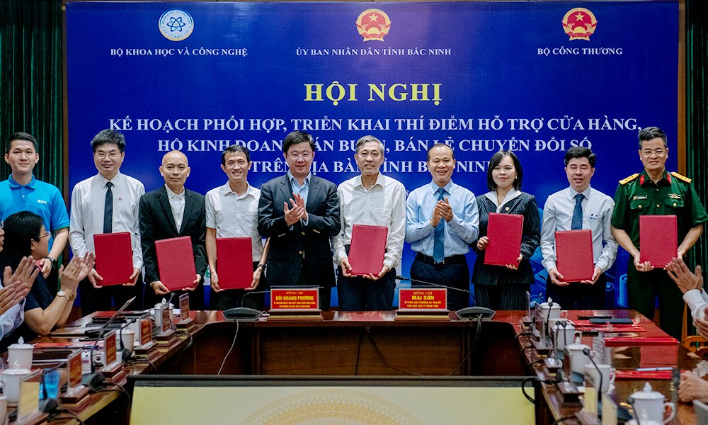Lãnh đạo Bộ Khoa học và Công nghệ, UBND tỉnh Bắc Ninh trao thỏa thuận hợp tác cho các doanh nghiệp đồng hành hỗ trợ cửa hàng, hộ kinh doanh bán buôn, bán lẻ chuyển đổi số. Lãnh đạo Bộ Khoa học và Công nghệ, UBND tỉnh Bắc Ninh trao thỏa thuận hợp tác cho các doanh nghiệp đồng hành hỗ trợ cửa hàng, hộ kinh doanh bán buôn, bán lẻ chuyển đổi số.
