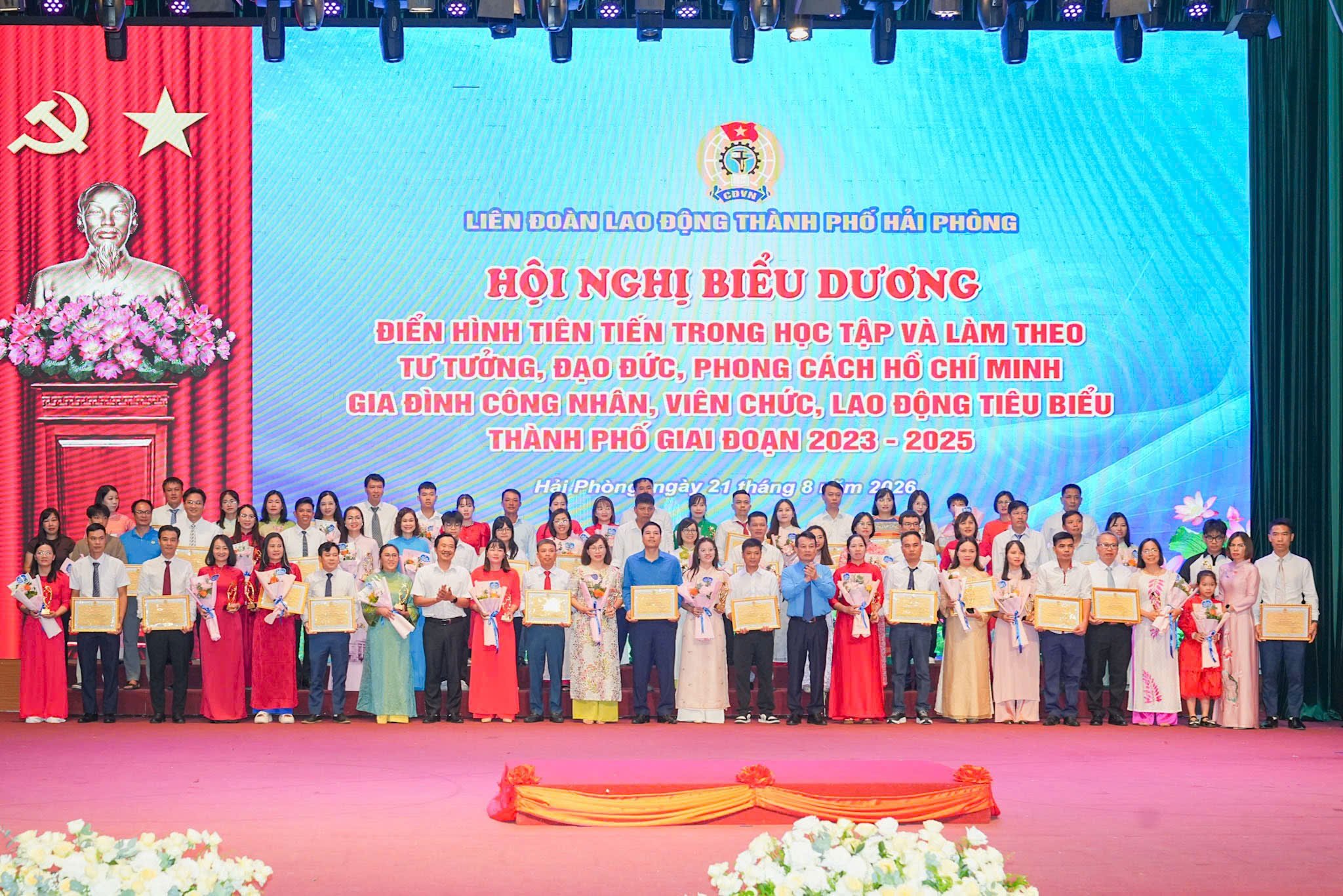 Lãnh đạo Liên đoàn Lao động thành phố trao bằng khen cho các gương điển hình. Lãnh đạo Liên đoàn Lao động thành phố trao bằng khen cho các gương điển hình.
