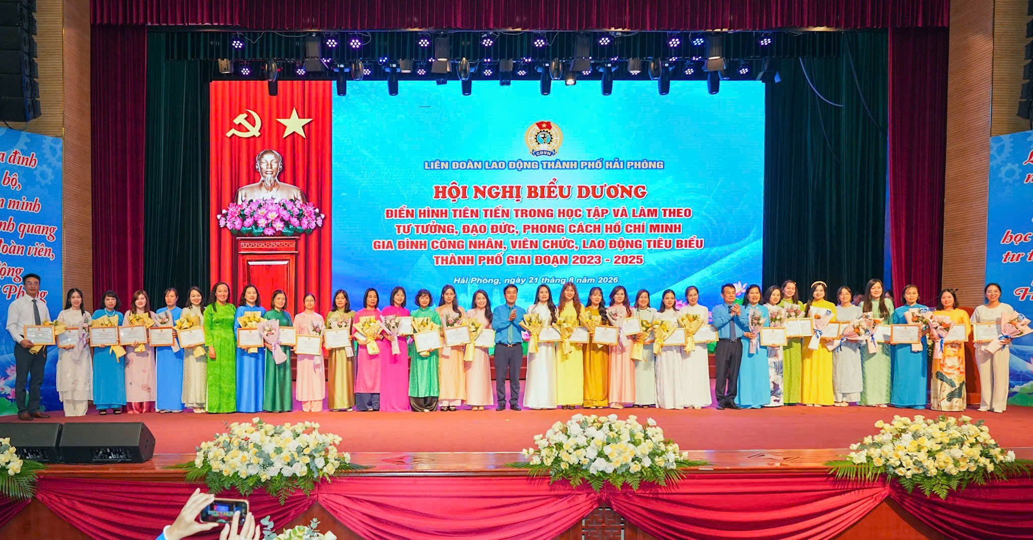 Liên đoàn Lao động thành phố trao thưởng cho các tập thể, cá nhân đoạt giải Cuộc thi ảnh “Em là sắc nắng tháng ba”. Liên đoàn Lao động thành phố trao thưởng cho các tập thể, cá nhân đoạt giải Cuộc thi ảnh “Em là sắc nắng tháng ba”.