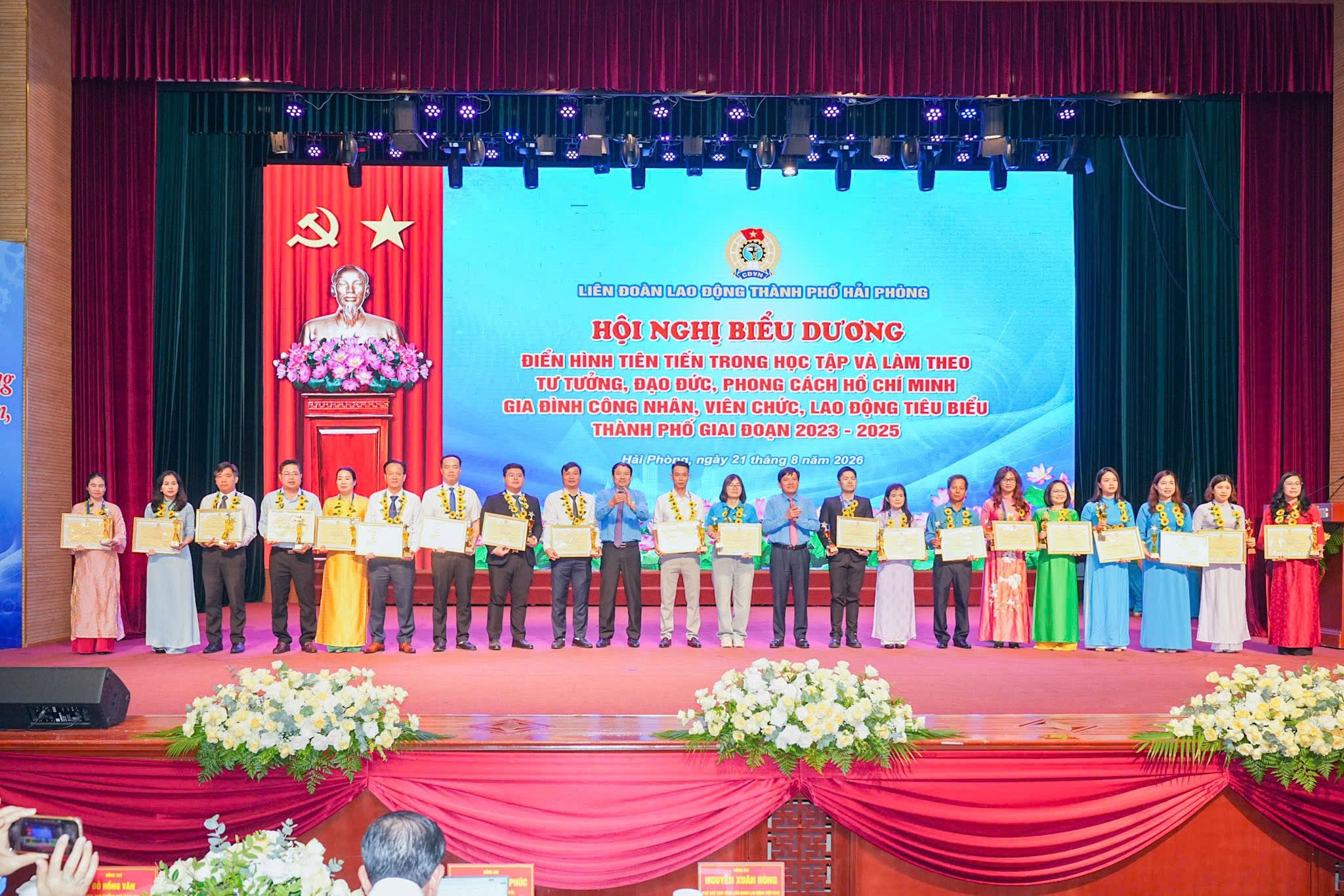 Lãnh đạo Liên đoàn Lao động thành phố trao bằng khen cho các gương điển hình. Lãnh đạo Liên đoàn Lao động thành phố trao bằng khen cho các gương điển hình.