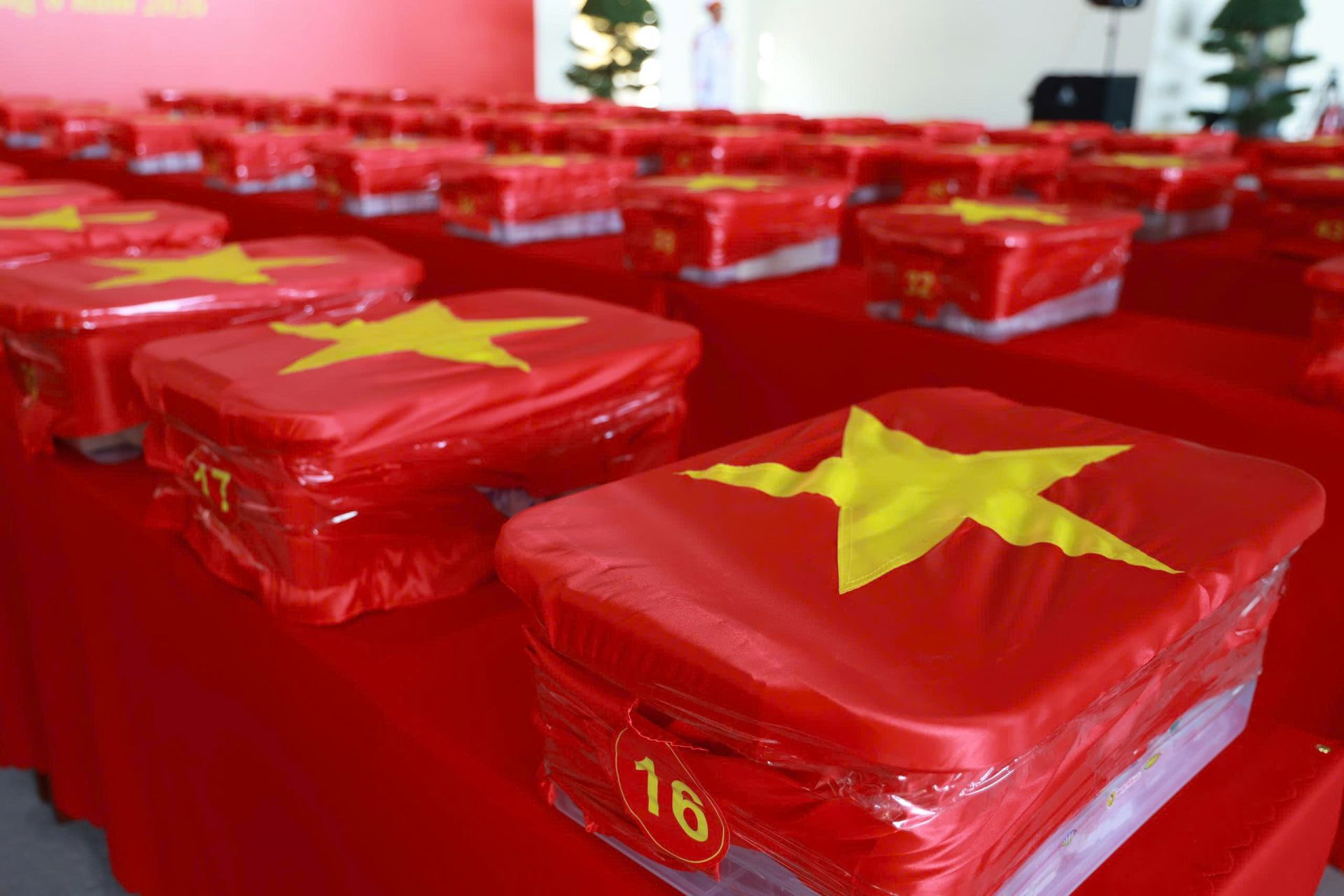 L&atilde;nh đạo TP.HCM, Qu&acirc;n khu 7, Sư đo&agrave;n 370 v&agrave; Bộ Tư lệnh TP.HCM thực hiện nghi thức đưa c&aacute;c mẫu h&agrave;i cốt liệt sĩ l&ecirc;n m&aacute;y bay.