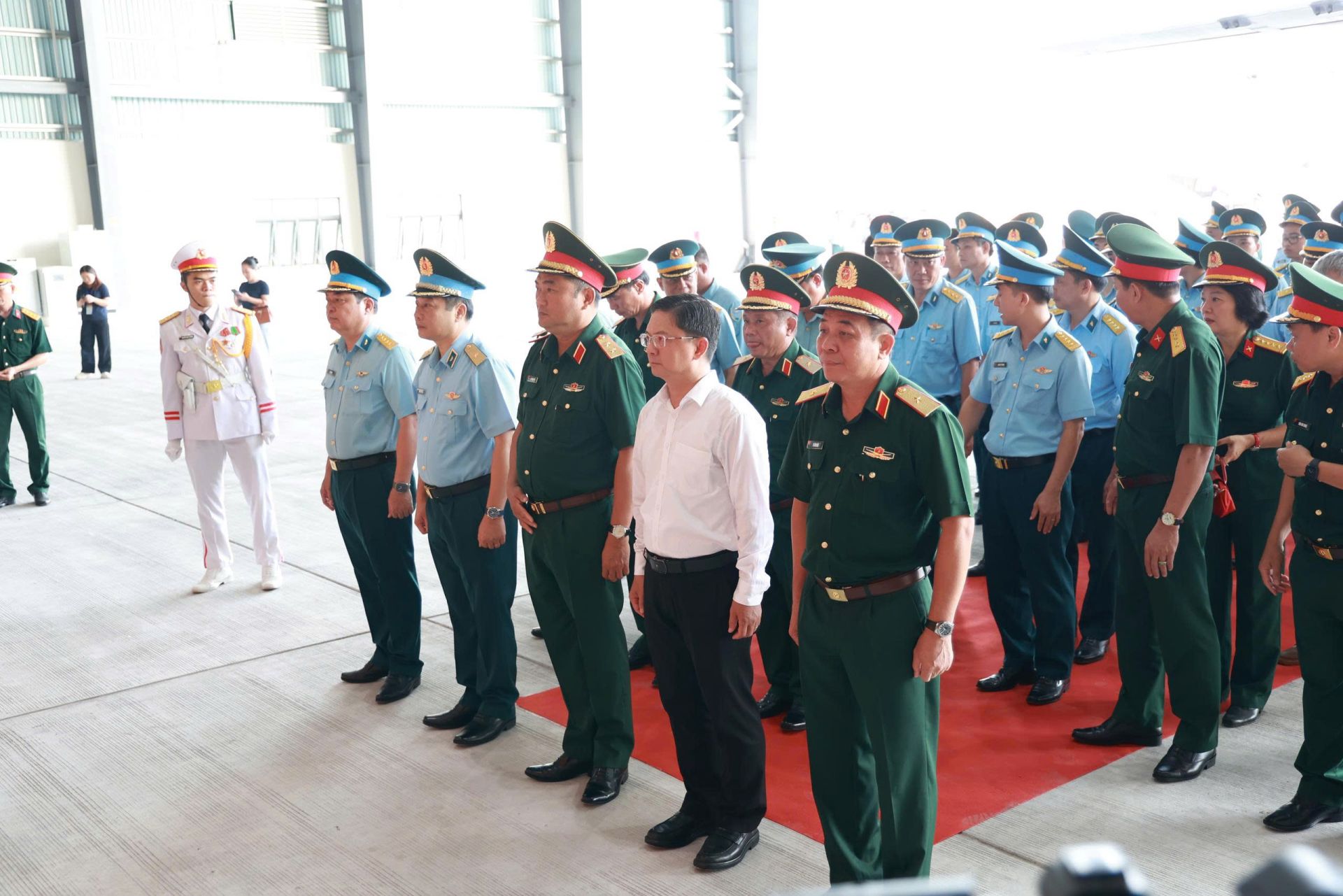 Tham dự buổi lễ c&oacute; &ocirc;ng Nguyễn Mạnh Cường, Ph&oacute; Chủ tịch UBND TP.HCM, Trưởng Ban Chỉ đạo TP.HCM (&aacute;o trắng).