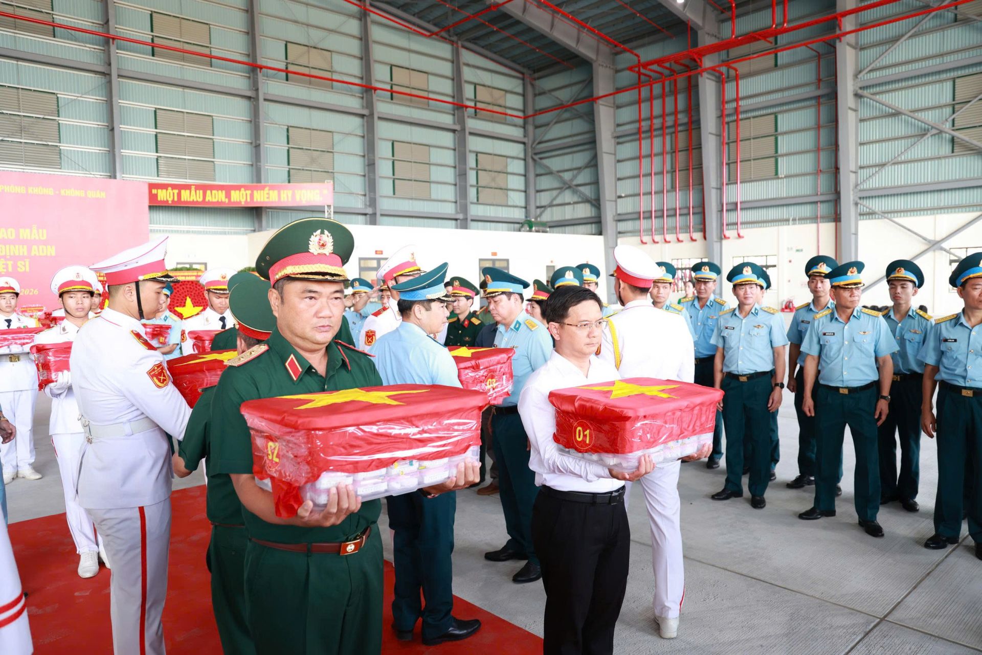 L&atilde;nh đạo TP.HCM, Qu&acirc;n khu 7, Sư đo&agrave;n 370 v&agrave; Bộ Tư lệnh TP.HCM thực hiện nghi thức đưa c&aacute;c mẫu h&agrave;i cốt liệt sĩ l&ecirc;n m&aacute;y bay.