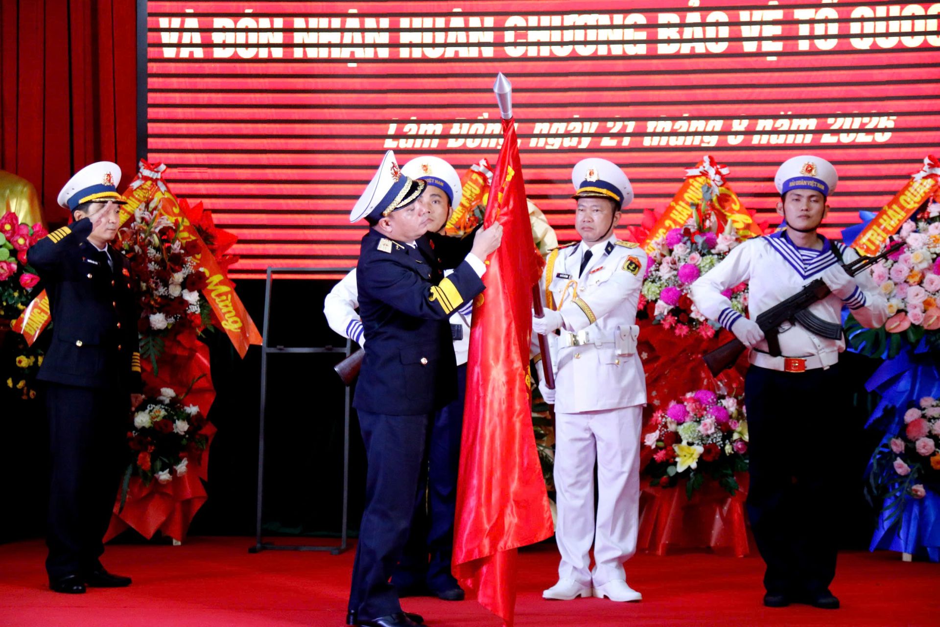 Chuẩn Đô đốc Đỗ Văn Yên trao Huân chương Bảo vệ Tổ quốc hạng Nhì cho Lữ đoàn 681, ghi nhận những thành tích, đóng góp của đơn vị trong sự nghiệp xây dựng và bảo vệ Tổ quốc. Chuẩn Đô đốc Đỗ Văn Yên trao Huân chương Bảo vệ Tổ quốc hạng Nhì cho Lữ đoàn 681, ghi nhận những thành tích, đóng góp của đơn vị trong sự nghiệp xây dựng và bảo vệ Tổ quốc.