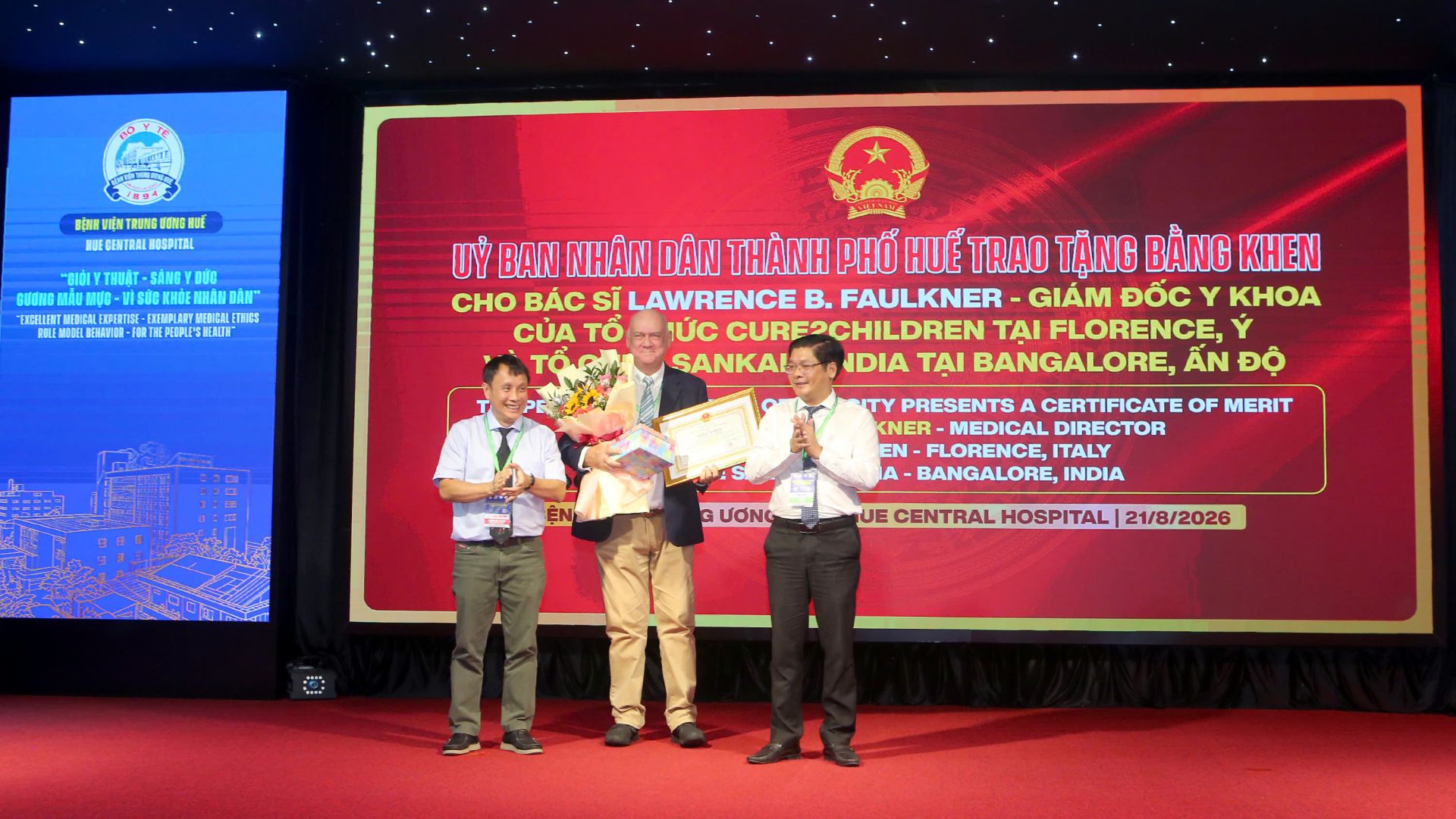 UBND TP. Huế trao tặng bằng khen cho Bác sĩ Lawrence B. Faulkner UBND TP. Huế trao tặng bằng khen cho Bác sĩ Lawrence B. Faulkner