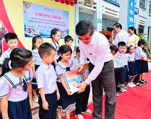 Lãnh đạo xã Bà Nà trao sách giáo khoa cho các em học sinh Lãnh đạo xã Bà Nà trao sách giáo khoa cho các em học sinh