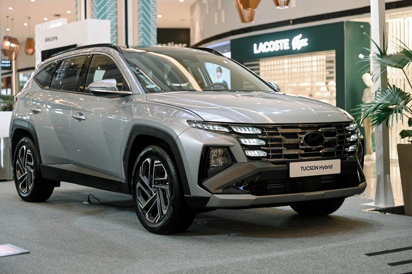 Mẫu xe Hyundai Tucson Hybrid do C&ocirc;ng ty Cổ phần Sản xuất &ocirc; t&ocirc; Hyundai Th&agrave;nh C&ocirc;ng Việt Nam (HTV) lắp r&aacute;p trong nước sở hữu mức ti&ecirc;u thụ nhi&ecirc;n liệu trung b&igrave;nh l&agrave; 4,6 l&iacute;t cho mỗi 100km