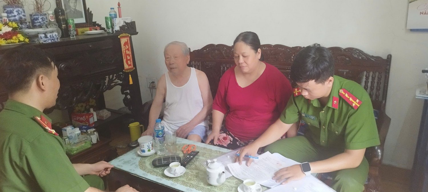 C&ocirc;ng an phường Hạ Long r&agrave; so&aacute;t, lập danh s&aacute;ch th&acirc;n nh&acirc;n liệt sĩ bổ sung lấy mẫu x&eacute;t nghiệm ADN đợt 2