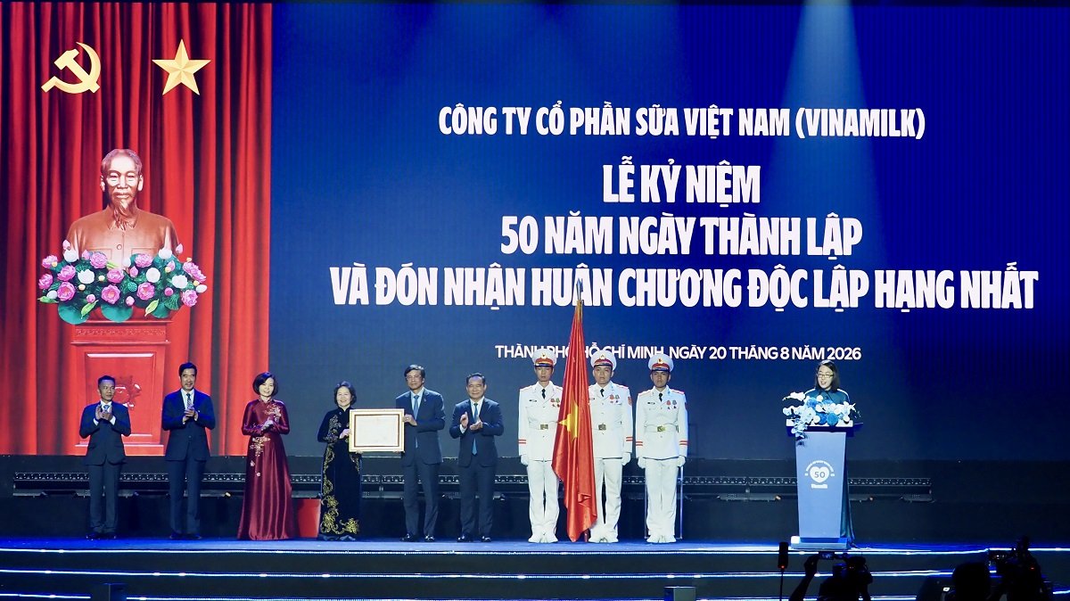 Ông Nguyễn Văn Được, Ủy viên BCH Trung ương Đảng, Phó Bí thư Thành ủy, Chủ tịch UBND TP.HCM trao Huân chương Độc lập hạng Nhất cho Vinamilk. Ảnh: Vi Nam Ông Nguyễn Văn Được, Ủy viên BCH Trung ương Đảng, Phó Bí thư Thành ủy, Chủ tịch UBND TP.HCM trao Huân chương Độc lập hạng Nhất cho Vinamilk. Ảnh: Vi Nam