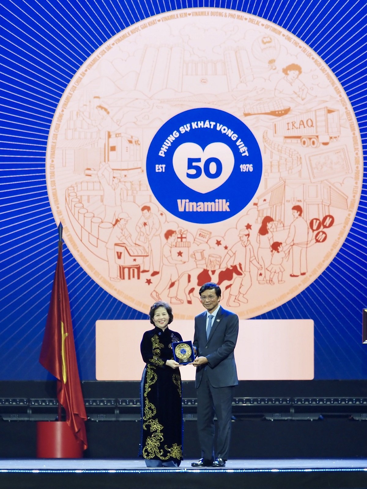 Chủ tịch HĐQT Vinamilk Nguyễn Hạnh Phúc trao Kỷ niệm chương 50 năm cống hiến trọn đời cho Tổng Giám đốc Mai Kiều Liên. Ảnh: Vi Nam Chủ tịch HĐQT Vinamilk Nguyễn Hạnh Phúc trao Kỷ niệm chương 50 năm cống hiến trọn đời cho Tổng Giám đốc Mai Kiều Liên. Ảnh: Vi Nam