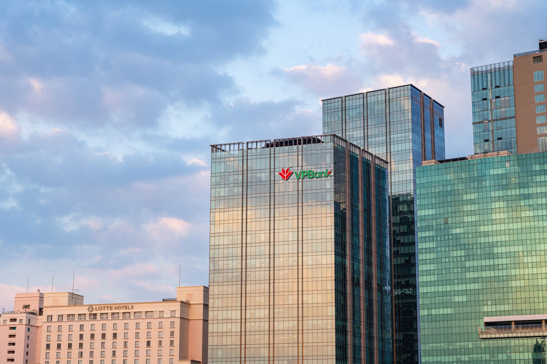 VPBank đ&atilde; x&acirc;y dựng hệ sinh th&aacute;i mở rộng kh&aacute;c biệt trải d&agrave;i từ ng&acirc;n h&agrave;ng, chứng kho&aacute;n, t&agrave;i ch&iacute;nh ti&ecirc;u d&ugrave;ng, bảo hiểm v&agrave; c&aacute;c đối t&aacute;c chiến lược. (Ảnh: VPBank)