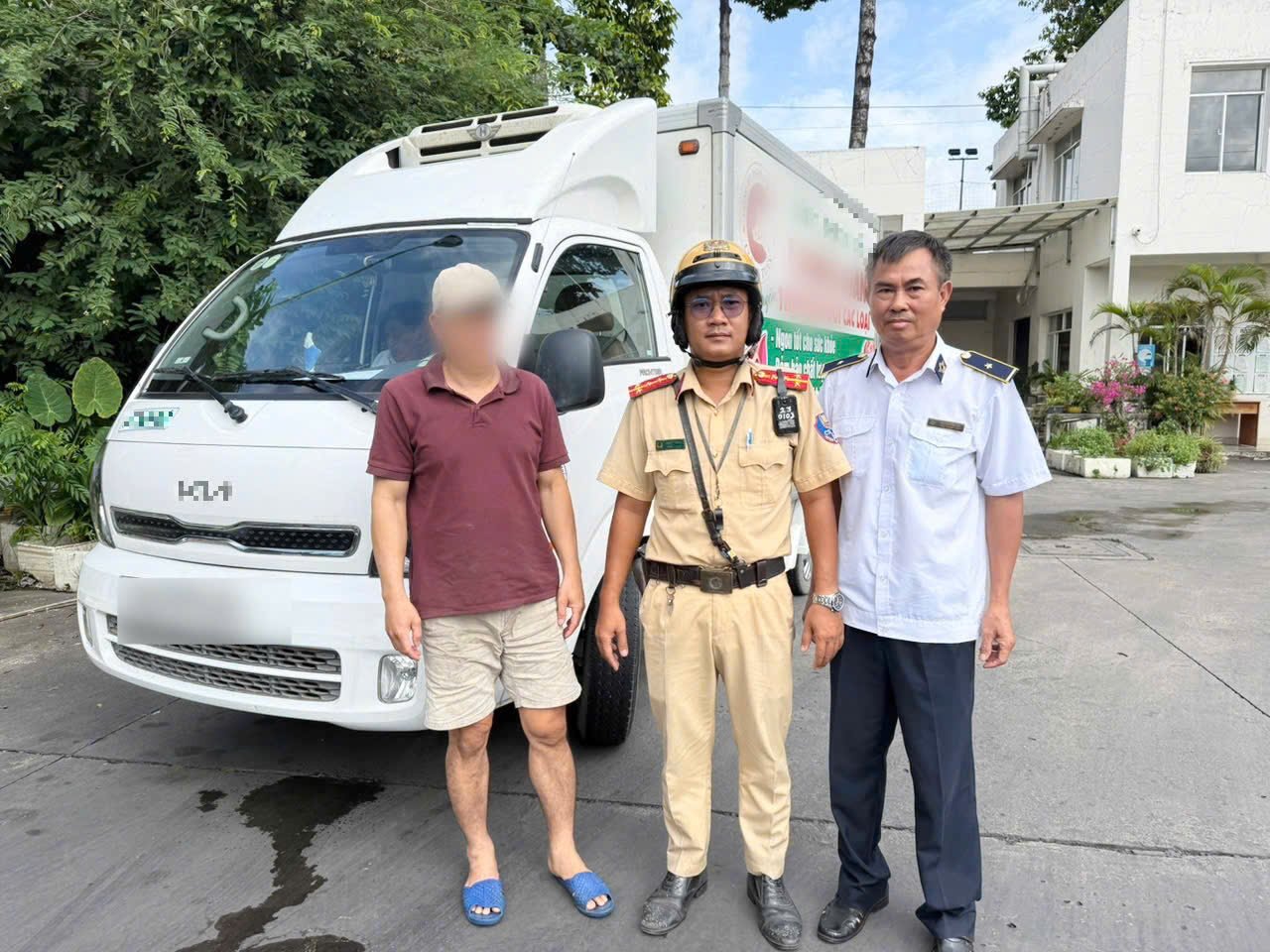 Lực lượng CSGT Rạch Chiếc phối hợp Trạm Kiểm dịch động vật Thủ Đức kiểm tra các phương tiện vận chuyển động vật, sản phẩm động vật trên Quốc lộ 1. Lực lượng CSGT Rạch Chiếc phối hợp Trạm Kiểm dịch động vật Thủ Đức kiểm tra các phương tiện vận chuyển động vật, sản phẩm động vật trên Quốc lộ 1.