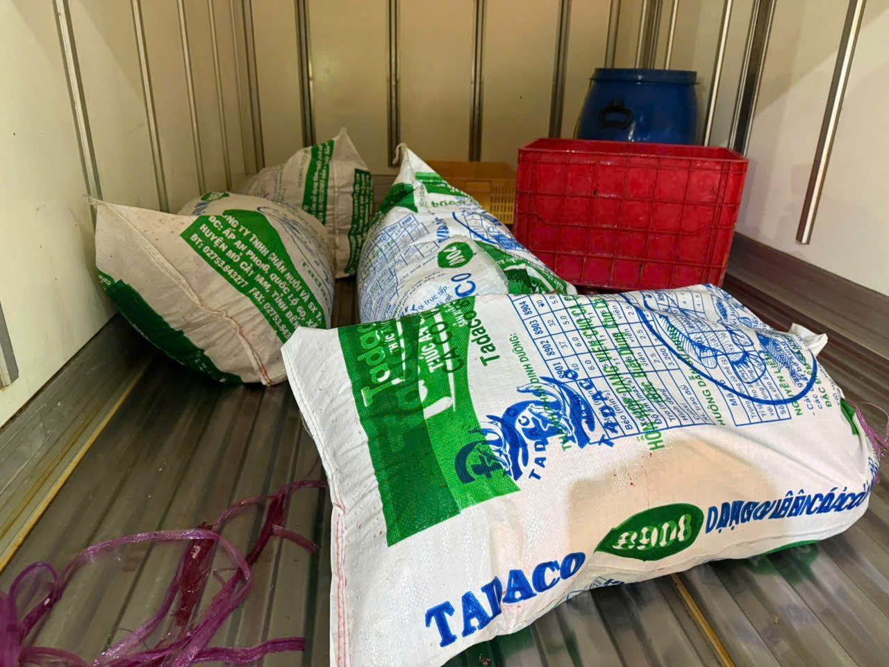 Khoảng 201 kg thịt heo không có giấy chứng nhận kiểm dịch được lực lượng chức năng đưa đi kiểm tra, xét nghiệm và tiêu hủy theo quy định. Khoảng 201 kg thịt heo không có giấy chứng nhận kiểm dịch được lực lượng chức năng đưa đi kiểm tra, xét nghiệm và tiêu hủy theo quy định.