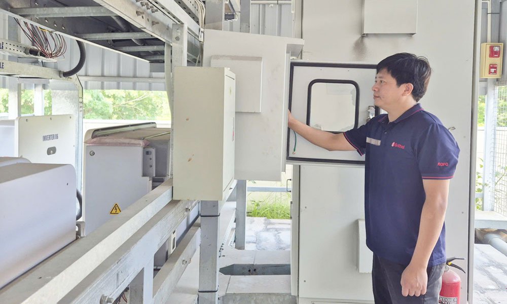 Khu vận hành điện mặt trời tại Công ty trách nhiệm hữu hạn Srithai. Khu vận hành điện mặt trời tại Công ty trách nhiệm hữu hạn Srithai.