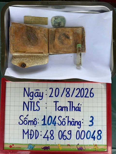 Một số di vật được an t&aacute;ng c&ugrave;ng h&agrave;i cốt liệt sĩ tại phần mộ số 104, Nghĩa trang liệt sĩ Tam Th&aacute;i. Ảnh: Quang Cường (Bộ CHQS TP. Đ&agrave; Nẵng)
