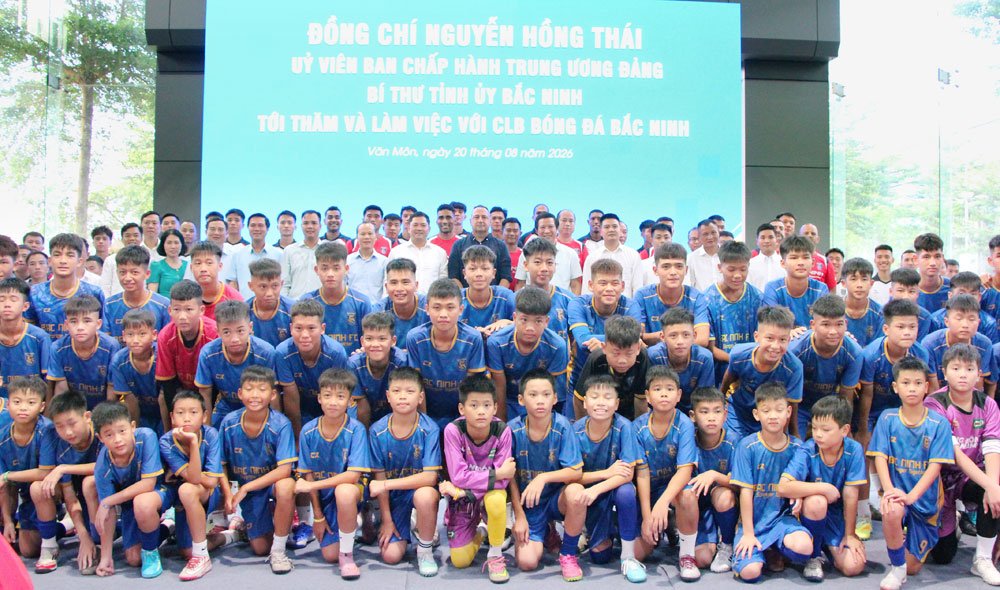 Đồng ch&iacute; Nguyễn Hồng Th&aacute;i c&ugrave;ng đo&agrave;n c&ocirc;ng t&aacute;c của tỉnh chụp ảnh lưu niệm c&ugrave;ng tập thể l&atilde;nh đạo, vận động vi&ecirc;n FC Bắc Ninh.