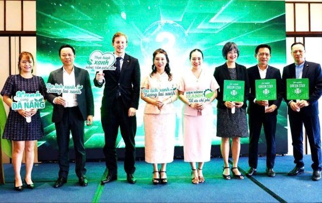 . Đại diện Chi hội Kh&aacute;ch sạn Đ&agrave; Nẵng v&agrave; c&aacute;c cơ sở lưu tr&uacute; cam kết đồng h&agrave;nh thực hiện Bộ ti&ecirc;u ch&iacute; cơ sở lưu tr&uacute; du lịch xanh Đ&agrave; Nẵng.
