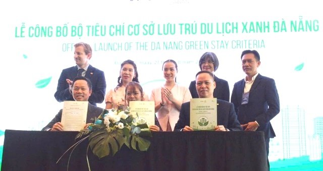 K&yacute; cam kết đồng h&agrave;nh thực hiện Bộ Ti&ecirc;u ch&iacute; Cơ sở Lưu tr&uacute; du lịch xanh Đ&agrave; Nẵng