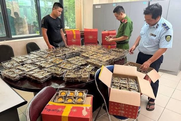 Kiểm tra lô hàng bánh trung thu có dấu hiệu vi phạm Kiểm tra lô hàng bánh trung thu có dấu hiệu vi phạm