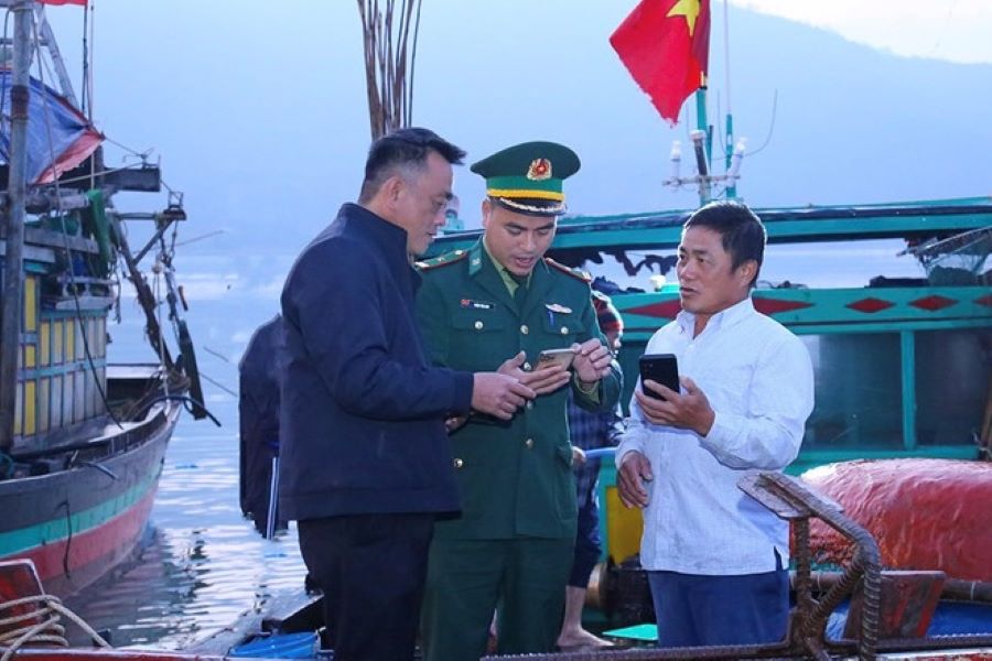 Lực lượng chức năng hướng dẫn ngư dân cài đặt và sử dụng ứng dụng eCDT VN nhằm đáp ứng yêu cầu minh bạch nguồn gốc thủy sản Lực lượng chức năng hướng dẫn ngư dân cài đặt và sử dụng ứng dụng eCDT VN nhằm đáp ứng yêu cầu minh bạch nguồn gốc thủy sản