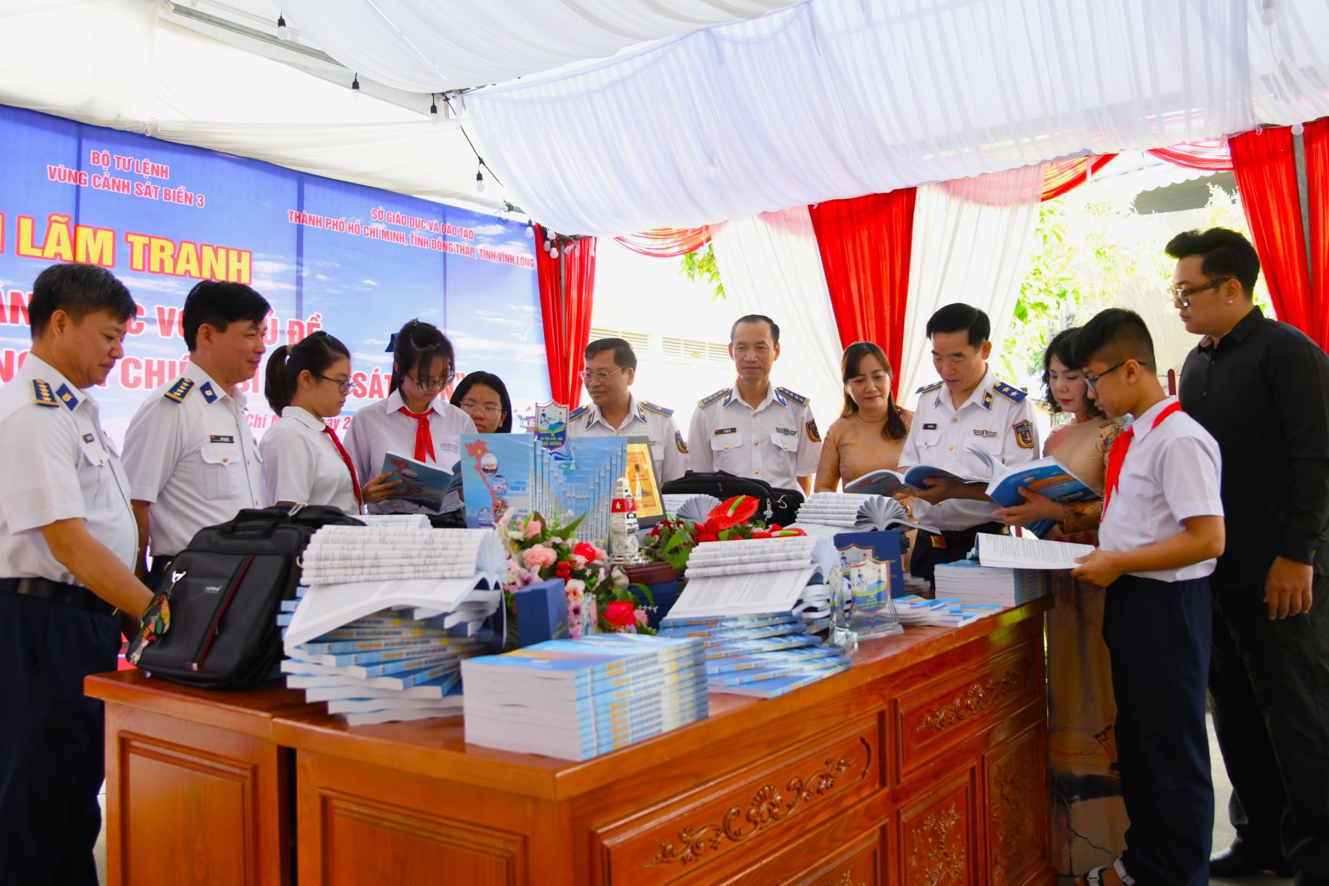 Học sinh của Đội thi S&oacute;ng biển học tập kiến thức về biển đảo