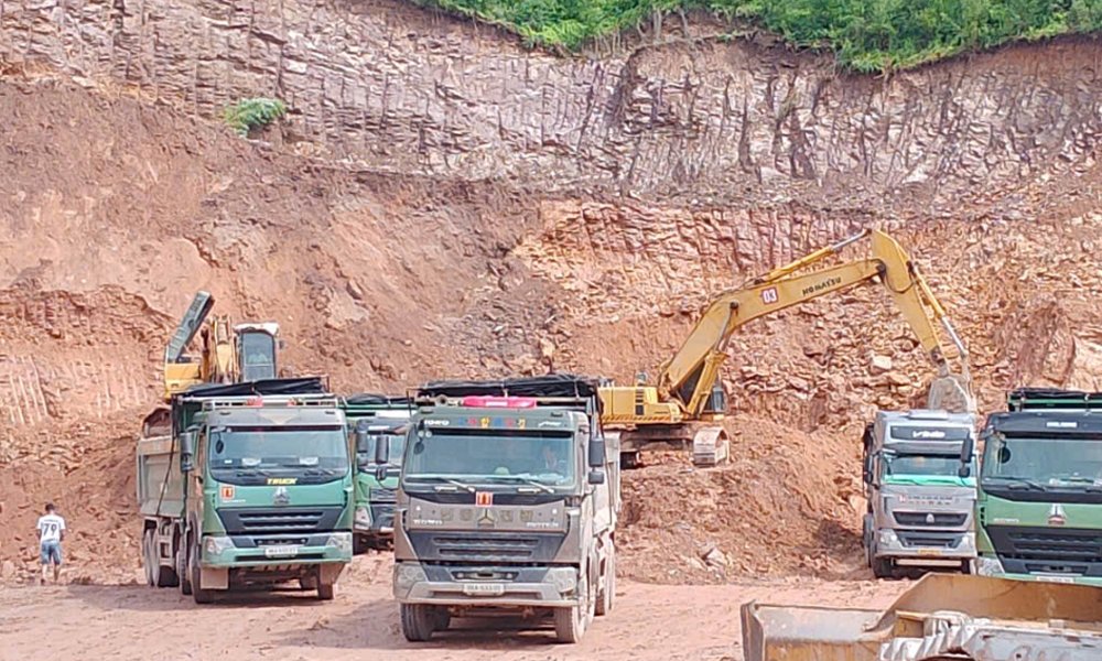 Công ty cổ phần Thái Minh huy động phương tiện vận chuyển đất tại mỏ được cấp phép trên địa bàn xã Nghĩa Phương để phục vụ thi công Cảng hàng không quốc tế Gia Bình. Công ty cổ phần Thái Minh huy động phương tiện vận chuyển đất tại mỏ được cấp phép trên địa bàn xã Nghĩa Phương để phục vụ thi công Cảng hàng không quốc tế Gia Bình.