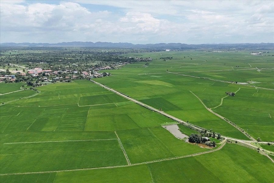Nằm trong quần thể kết nối của Công viên địa chất toàn cầu UNESCO, cánh đồng lúa Buôn Chóa rộng gần 700 ha uốn lượn dưới chân núi tạo nên một thị giác choáng ngợp, cũng như một thảm lụa ngọc bích mướt mát trải dài tít tắp. (Ảnh: Tư liệu) Nằm trong quần thể kết nối của Công viên địa chất toàn cầu UNESCO, cánh đồng lúa Buôn Chóa rộng gần 700 ha uốn lượn dưới chân núi tạo nên một thị giác choáng ngợp, cũng như một thảm lụa ngọc bích mướt mát trải dài tít tắp. (Ảnh: Tư liệu)