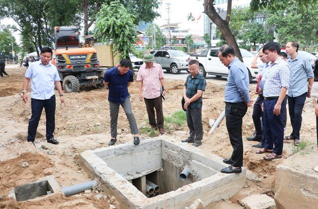 Phó Chủ tịch UBND tỉnh Hoàng Phú Hiền nghe báo cáo tiến độ Dự án sửa chữa hệ thống thoát nước các tuyến hiện đang thi công. Phó Chủ tịch UBND tỉnh Hoàng Phú Hiền nghe báo cáo tiến độ Dự án sửa chữa hệ thống thoát nước các tuyến hiện đang thi công.