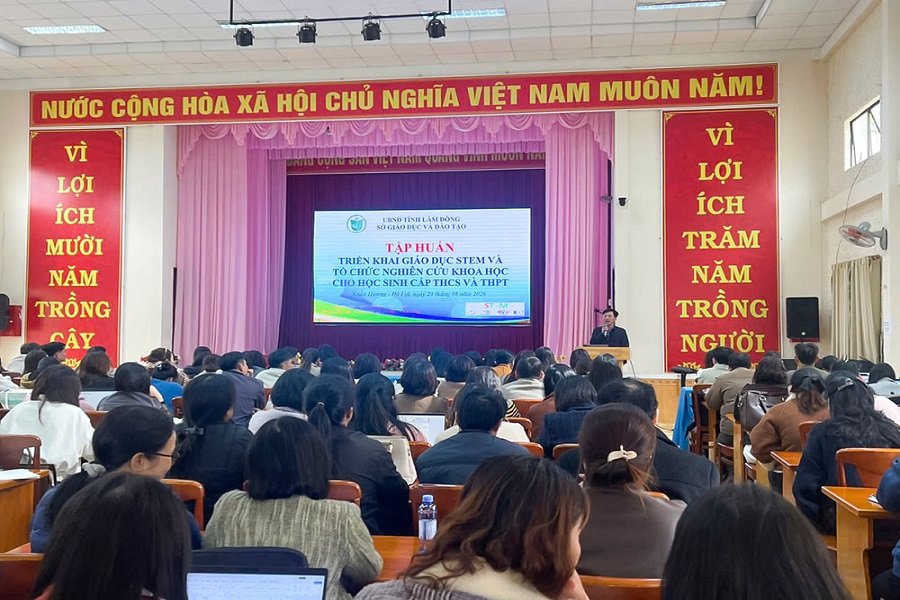 Tập huấn n&acirc;ng cao năng lực thực hiện gi&aacute;o dục STEM v&agrave; tổ chức nghi&ecirc;n cứu khoa học cho học sinh cấp THCS, THPT tại Trường THCS Nguyễn Du, phường Xu&acirc;n Hương - Đ&agrave; Lạt. (Ảnh: VP Sở GD & ĐT)