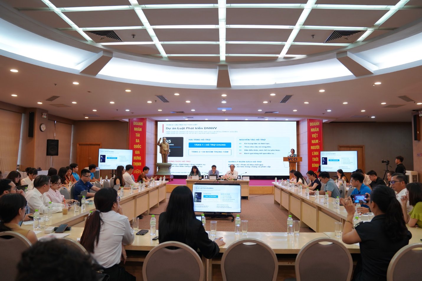 Quang cảnh Hội thảo &ldquo;Hộ kinh doanh v&agrave; động lực tăng trưởng&rdquo;.