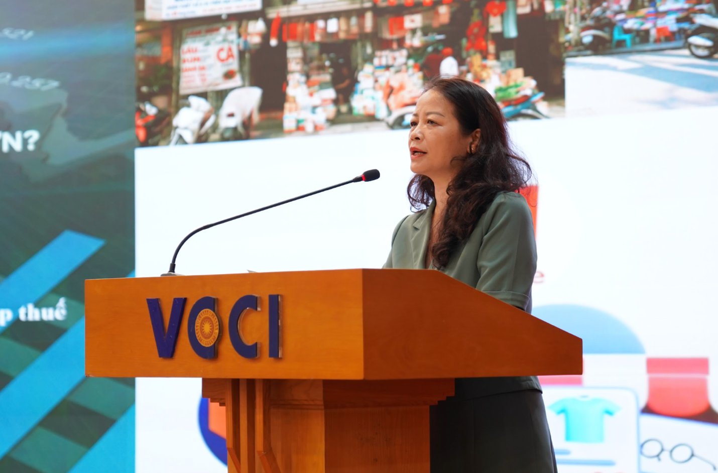 B&agrave; Nguyễn Thị Thu H&agrave;, Ph&oacute; Tổng Thư k&yacute; Hội Tư vấn Thuế Việt Nam ph&aacute;t biểu tại hội thảo.